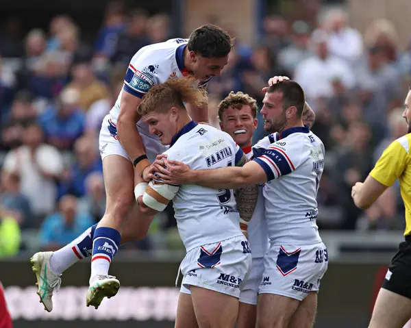 Wakefield Trinity 'den Mike McMeeken, 25 Mayıs 2025' te Birleşik Krallık 'ın Wakefield Stadyumu' nda oynanan Betfred Süper Lig karşılaşmasında Wakefield Trinity ile Salford Red Devils karşılaşmasını kutluyor.