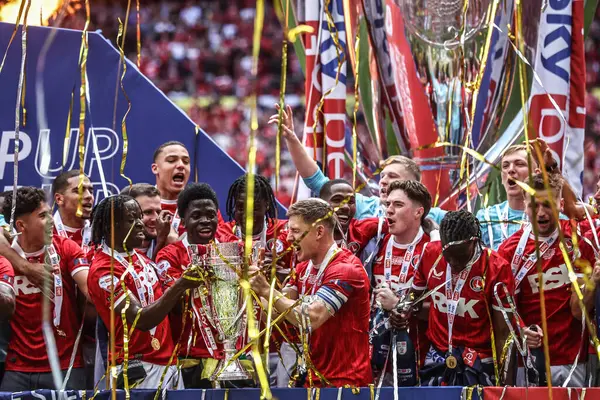 Charlton Athletic, 25 Mayıs 2025 'te Wembley Stadyumu, Londra' da oynanan ve Leyton Orient 'e karşı oynanan Sky Bet 1 playoff final maçında Lig Bir Playoff Final Kupası' nı kaldırdı.