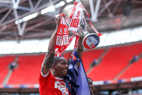 Charlton Athletic takımından Kayne Ramsay, 25 Mayıs 2025 'te İngiltere' nin Wembley Stadyumu 'nda oynanan ve Leyton Orient' e karşı oynanan Sky Bet 1 playoff final maçı sonrasında Sky Bet Şampiyonası 'na tekrar yükselmeyi kutluyor.