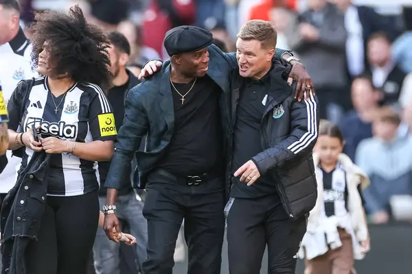 Newcastle United takımının teknik direktörü Eddie Howe, İngiltere 'nin Newcastle şehrinde oynanan Premier League maçı sırasında Şampiyonlar Ligi futbolunun güvenliğini kutluyor.