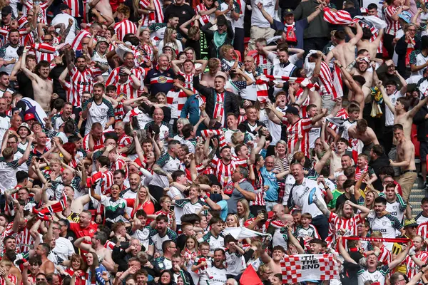 Sunderland taraftarları 24 Mayıs 2025 'te İngiltere' nin Wembley Stadyumu 'nda Sheffield United ile Sunderland arasında oynanan final maçını kutluyorlar.