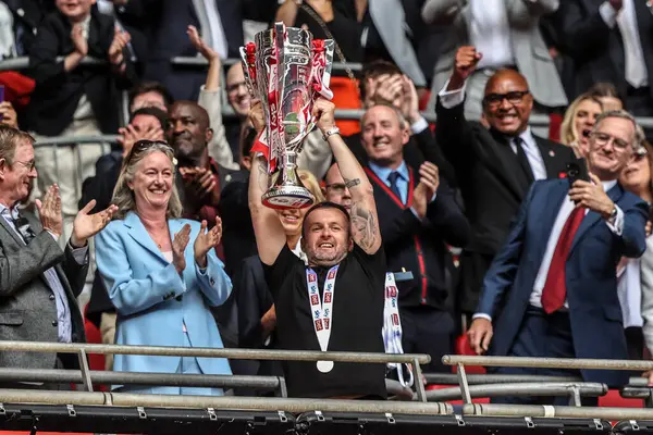 Charlton Atletizm takımının teknik direktörü 25 Mayıs 2025 'te Wembley Stadyumu' nda oynanan Sky Bet 1 Playoff Finali Charlton Atletizm ve Leyton Orient maçında takımı 1-0 kazandıktan sonra şampiyonluk playoff kupasını kaldırdı.