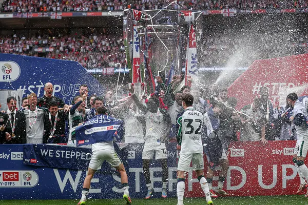 Sunderland, Wembley Stadyumu 'nda 24 Mayıs 2025 tarihinde oynanan ve Sheffield United ile Sunderland arasında oynanan final maçından sonra Premier League' e geri dönmeyi kutluyor.