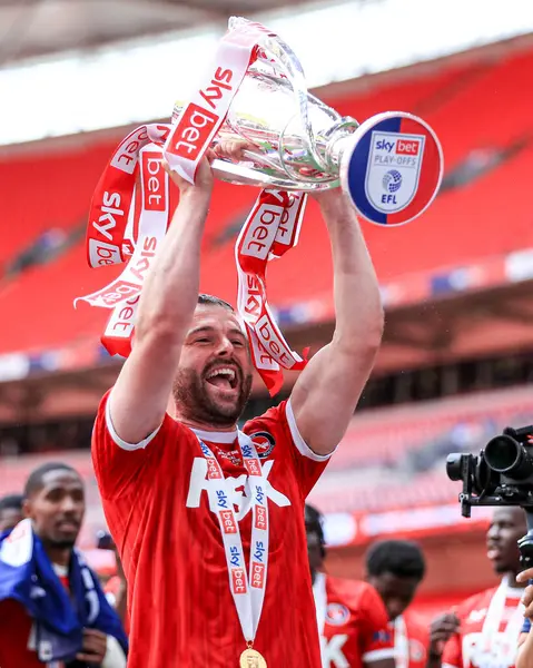 Charlton Atletizm takımından Macaulay Gillesphey, 25 Mayıs 2025 'te Wembley Stadyumu' nda oynanan Sky Bet 1 playoff final maçı sonrasında Sky Bet Şampiyonası 'na terfiyi kutluyor.