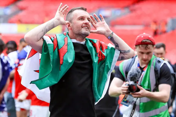 Charlton Athletic 'in teknik direktörü, 25 Mayıs 2025' te Wembley Stadyumu 'nda oynanan Sky Bet 1 Playoff final maçı sonrası Sky Bet Şampiyonası' na terfisini kutluyor.