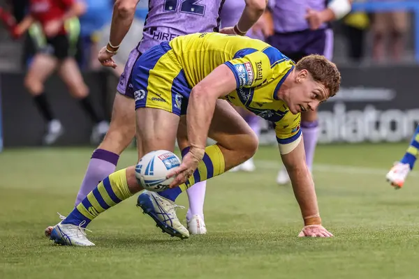 Warrington Wolves 'tan Dan Russell, 23 Mayıs 2025' te Warrington, İngiltere 'deki Halliwell Jones Stadyumu' nda oynanan 12.