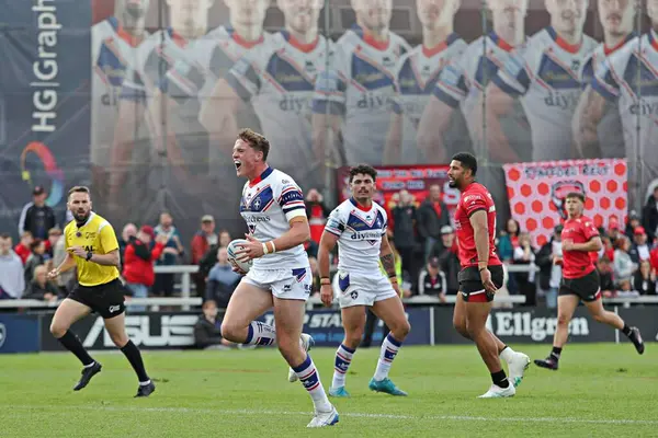 Wakefield Trinity 'den Ellis Lingard, 25 Mayıs 2025' te Birleşik Krallık 'ın Wakefield Stadyumu' nda oynanan Betfred Süper Lig karşılaşmasında ikinci denemesini kutluyor.