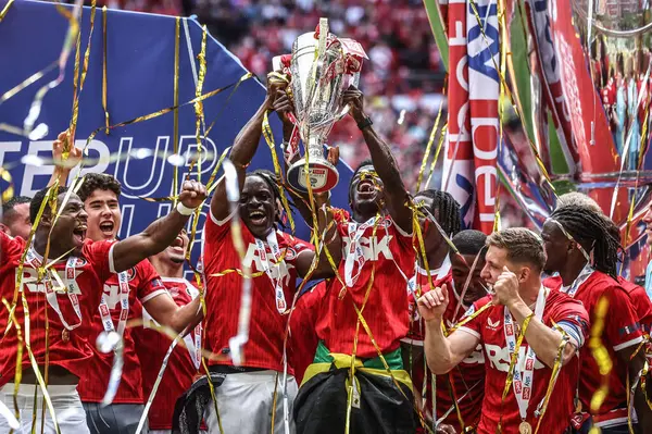 Charlton Athletic, 25 Mayıs 2025 'te Wembley Stadyumu, Londra' da oynanan ve Leyton Orient 'e karşı oynanan Sky Bet 1 playoff final maçında Lig Bir Playoff Final Kupası' nı kaldırdı.