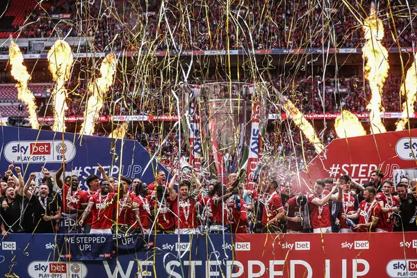 Charlton Athletic, 25 Mayıs 2025 'te Wembley Stadyumu, Londra' da oynanan ve Leyton Orient 'e karşı oynanan Sky Bet 1 playoff final maçında Lig Bir Playoff Final Kupası' nı kaldırdı.