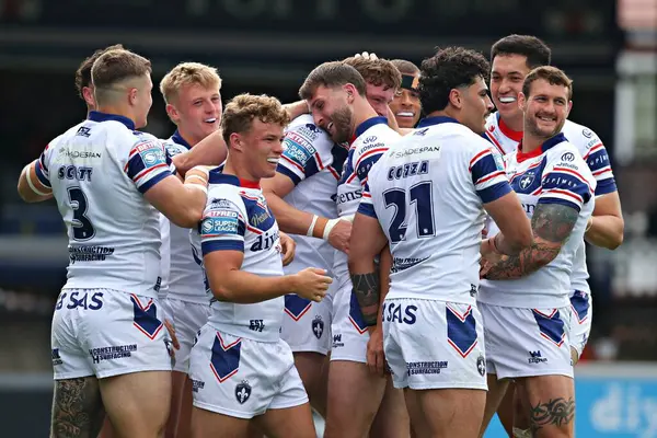 Wakefield Trinity 'den Ellis Lingard, 25 Mayıs 2025' te İngiltere 'nin Wakefield kentindeki DIY Kitchens Stadyumu' nda oynanan Betfred Süper Lig karşılaşmasında şansını kutluyor.