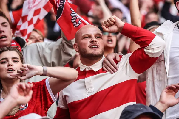 Charlton taraftarları, 25 Mayıs 2025 'te Wembley Stadyumu' nda oynanan Charlton Atletizm ve Leyton Orient final maçında play-off finalini kazandılar.