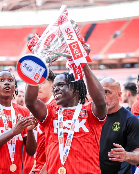 Charlton Athletic takımından Tyreece Campbell, 25 Mayıs 2025 'te İngiltere' nin Wembley Stadyumu 'nda oynanan ve Leyton Orient' e karşı oynanan Sky Bet 1 playoff final maçı sonrasında Sky Bet Şampiyonası 'na tekrar yükselmeyi kutluyor.