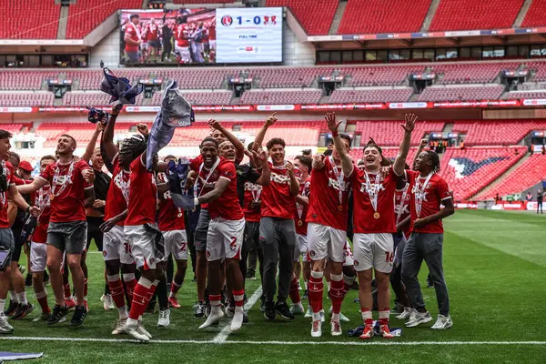 Charlton oyuncuları, 25 Mayıs 2025 'te Wembley Stadyumu' nda oynanan Charlton Atletizm ve Leyton Orient maçında play-off finalini kazandılar.