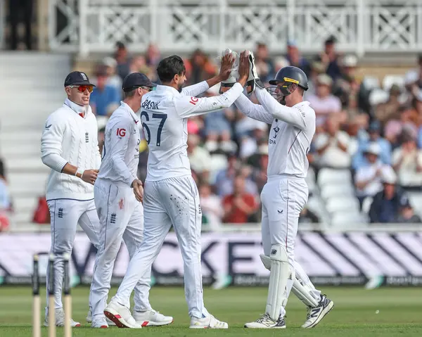 İngiltere 'den Shoaib Bashir, 23 Mayıs 2025' te İngiltere 'nin Trent Bridge, Nottingham' da Zimbabwe 'ye karşı oynadığı Rothesay Test Maçı' nda Zimbabwe 'li Tafadzwa Tsiga kalesini kutluyor.
