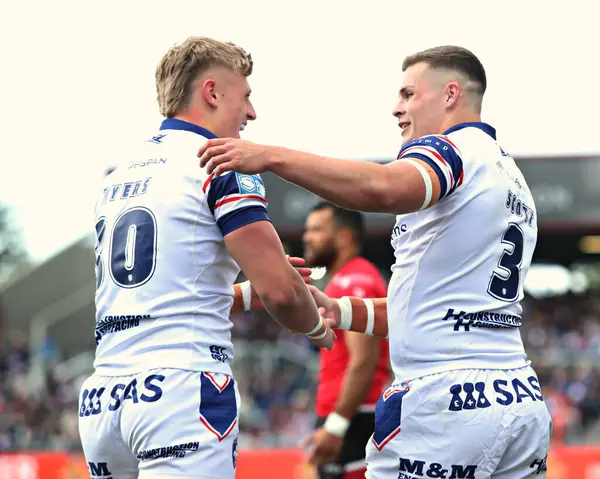 Wakefield Trinity 'den Cameron Scott, 25 Mayıs 2025' te Wakefield, İngiltere 'deki DIY Kitchens Stadyumu' nda oynanan Betfred Süper Lig karşılaşmasında Wakefield Üçlemesi 'nden Jayden Myers ile denemesini kutluyor.