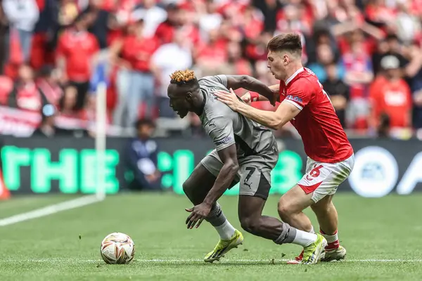 Leyton Orient 'ten Daniel Agyei, Charlton Athletic takımından Josh Edwards' ı 25 Mayıs 2025 'te Wembley Stadyumu' nda Charlton Athletic ile Leyton Orient arasında oynanan final maçında durdurdu.