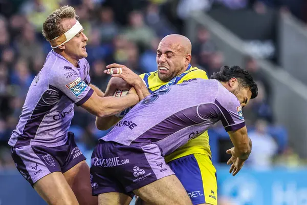 Warrington Wolves 'dan James Harrison, Hull KR' dan Jez Litten ve Hull KR 'dan Peta Hiku tarafından oynanan Betfred Süper Lig karşılaşmasında Warrington Wolves, Hull KR' a karşı Halliwell Jones Stadyumu, Warrington, Birleşik Krallık, 23 Mayıs 2025