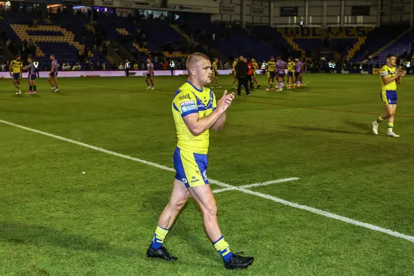 Warrington Wolves 'tan Ben Hartill, 23 Mayıs 2025' te İngiltere 'nin Warrington kentinde oynanan 12. Betfred Süper Lig karşılaşmasında taraftarları alkışlıyor.