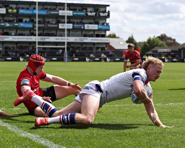 Wakefield Trinity 'den Lachlan Walmsley, 25 Mayıs 2025' te Birleşik Krallık 'ın Wakefield Stadyumu' nda oynanan Betfred Süper Lig karşılaşmasında ilk denemeyi yaptı.