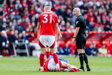 Hakem Anthony Taylor, Nottingham Ormanı 'ndan Nikola Milenkoviç' e Premier Lig maçı sırasında Nottingham Forest Chelsea 'ye karşı City Ground, Nottingham, İngiltere' de 25 Mayıs 2025 'te konuştu.