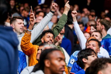 Chelsea taraftarları, Nottingham Forest 'ın Chelsea' ye karşı oynadığı Premier Lig maçını 25 Mayıs 2025 'te Nottingham, İngiltere' de kutluyorlar.
