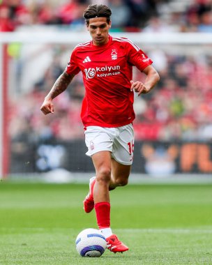 Nottingham Ormanı 'ndan Nicolas Dominguez, İngiltere' nin Nottingham City Ground, Nottingham şehrinde oynanan Premier League maçında topla koşuyor.