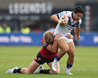 Salford Red Devils takımından Toby Warren, Wakefield Trinity Süper Lig karşılaşmasında Mason Lino 'yu yendi. Wakefield Trinity, Salford Red Devils' e karşı, DIY Kitchens Stadyumu, Wakefield, Birleşik Krallık, 25 Mayıs 2025