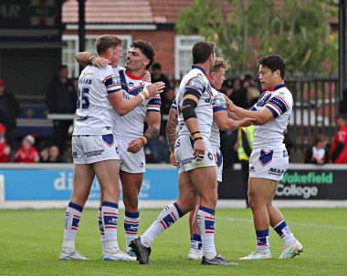 Wakefield Trinity 'den Ellis Lingard, 25 Mayıs 2025' te Birleşik Krallık 'ın Wakefield Stadyumu' nda oynanan Betfred Süper Lig karşılaşmasında ikinci denemesini kutluyor.