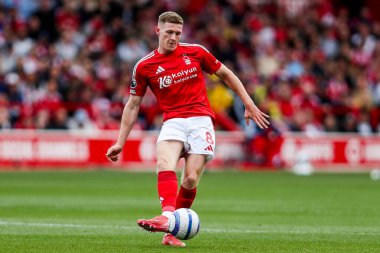 Nottingham Ormanı 'ndan Elliot Anderson Premier Lig maçı sırasında Nottingham Forest Chelsea' ye karşı City Ground, Nottingham, İngiltere 'de 25 Mayıs 2025' te pas attı.