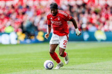 Nottingham Ormanı 'ndan Anthony Elanga, İngiltere' nin Nottingham City Ground, Nottingham şehrinde oynanan Premier League maçında topla koşuyor.