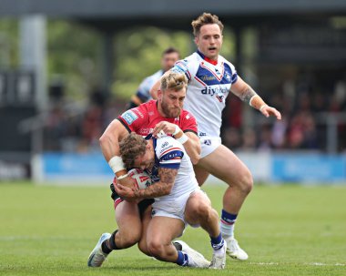 Salford Red Devils 'ten Jack Ormonroyd, Wakefield Trinity' den Harvey Smith 'e baskı yapıyor Betfred Süper Lig maçı Wakefield Trinity' ye karşı Salford Red Devils DIY Kitchens Stadyumu, Wakefield, Birleşik Krallık, 25 Mayıs 2025