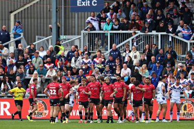 Salford, Salford Red Devils 'den Jonny Vaughan' ın 25 Mayıs 2025 'te DIY Kitchens Stadyumu' nda oynanan Betfred Süper Lig karşılaşmasında attığı ilk golü kutluyor.