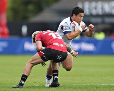 Salford Red Devils takımından Joe Shorrocks, 25 Mayıs 2025 'te Wakefield Trinity ile Salford Red Devils arasındaki Betfred Süper Lig karşılaşmasında Wakefield Trinity' den Mason Lino 'yu yendi.