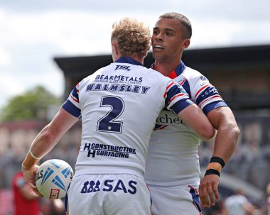 Wakefield Trinity 'den Lachlan Walmsley, Wakefield Stadyumu, Wakefield, Birleşik Krallık' ta 25 Mayıs 2025 'te oynanan Betfred Süper Ligi karşılaşmasında Corey Hall of Wakefield Trinity ile ilk denemesini kutluyor.