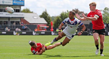 Wakefield Trinity 'nin Corey Hall of Wakefield Trinity' si, 25 Mayıs 2025 'te Wakefield, İngiltere' deki DIY Kitchens Stadyumu 'nda oynanan Wakefield Süper Ligi karşılaşmasında boşaltılıyor.
