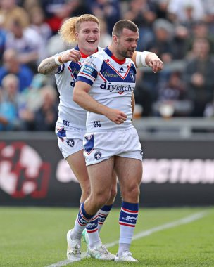 Wakefield Trinity 'den Max Jowitt, 25 Mayıs 2025' te Wakefield, İngiltere 'deki DIY Kitchens Stadyumu' nda oynanan Betfred Süper Lig karşılaşmasında Wakefield Trinity 'den Caius Faatili' yi ilk denemesini kutluyor.