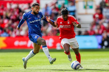 Nottingham Ormanı 'ndan Anthony Elanga, Premier League maçında Chelsea' li Reece James 'in Chelsea' ye karşı oynadığı City Ground, Nottingham, İngiltere 'de 25 Mayıs 2025' te oynadığı maçta baskı altında kaldı.