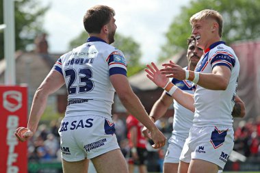 Wakefield Trinity 'den Josh Rourke, 25 Mayıs 2025' te Wakefield, İngiltere 'deki DIY Kitchens Stadyumu' nda oynanan Betfred Süper Lig karşılaşmasında Wakefield Üçlemesi 'nden Jayden Myers ile denemesini kutluyor.