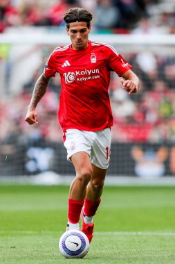 Nottingham Ormanı 'ndan Nicolas Dominguez, İngiltere' nin Nottingham City Ground, Nottingham şehrinde oynanan Premier League maçında topla koşuyor.