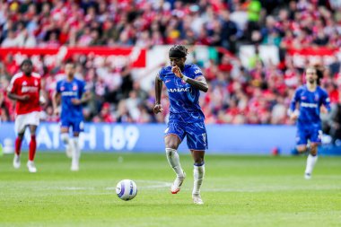 Chelsea 'den Noni Madueke Premier Lig maçında topla koşuyor Nottingham Forest Chelsea' ye karşı City Ground, Nottingham, İngiltere, 25 Mayıs 2025