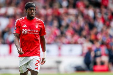 Nottingham Ormanı 'ndan Anthony Elanga, İngiltere' nin Nottingham City Ground, Nottingham, 25 Mayıs 2025 'te oynanan Premier League maçında Nottingham Forest' a karşı Chelsea maçını izliyor.
