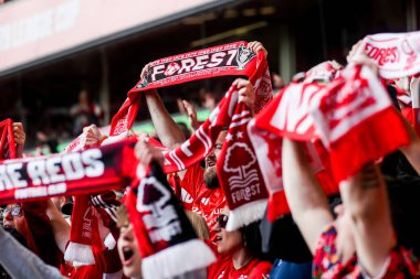 Nottingham Forest taraftarları, İngiltere 'nin Nottingham City Ground, Nottingham, İngiltere' de oynanan Premier Lig maçı sırasında atkılarını kaldırdılar.