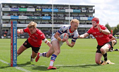 Wakefield Trinity 'den Lachlan Walmsley, 25 Mayıs 2025' te Birleşik Krallık 'ın Wakefield Stadyumu' nda oynanan Betfred Süper Lig karşılaşmasında ilk denemesini yaptı.