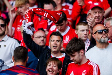 Nottingham Forest taraftarları maç öncesi atmosferin tadını çıkarıyorlar. Nottingham Forest Chelsea 'ye karşı 25 Mayıs 2025' te City Ground, Nottingham 'da oynanan Premier League maçı öncesinde.