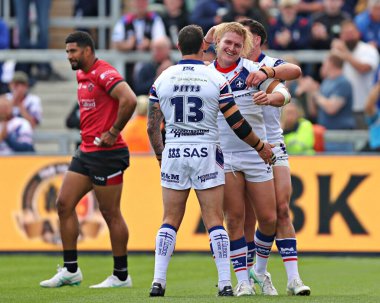 Wakefield Trinity 'den Caius Faatili, 25 Mayıs 2025' te Birleşik Krallık 'ın Wakefield Stadyumu' nda oynanan Betfred Süper Lig karşılaşmasında Wakefield Trinity - Salford Red Devils maçında ilk denemesini kutluyor.
