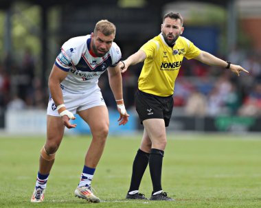 Betfred Süper Ligi maçı sırasında hakem Liam Moore Wakefield Trinity ile Salford Red Devils maçında DIY Kitchens Stadyumu, Wakefield, Birleşik Krallık, 25 Mayıs 2025