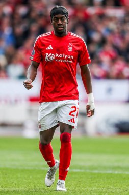 Nottingham Ormanı 'ndan Anthony Elanga, İngiltere' nin Nottingham City Ground, Nottingham, 25 Mayıs 2025 'te oynanan Premier League maçında Nottingham Forest' a karşı Chelsea maçını izliyor.