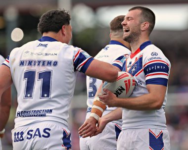 Wakefield Trinity 'den Max Jowitt, Wakefield Trinity' den Seth Nikotemo 'nun 25 Mayıs 2025' te DIY Kitchens Stadyumu, Wakefield, Birleşik Krallık 'ta oynanan Betfred Süper Lig karşılaşmasında attığı golü kutluyor.