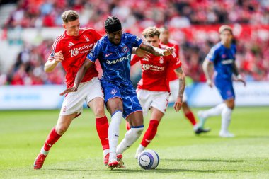 Chelsea 'den Noni Madueke, Nottingham Ormanı' ndan Elliot Anderson 'ın Premier League maçında Nottingham Forest Chelsea' ye karşı City Ground, Nottingham, İngiltere 'de 25 Mayıs 2025' te oynadığı maçta baskı altında kaldı.