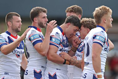 Wakefield Trinity 'den Seth Nikotemo, 25 Mayıs 2025' te Wakefield, İngiltere 'deki DIY Kitchens Stadyumu' nda oynanan Betfred Süper Lig karşılaşmasında Wakefield Üçlemesi 'nden Harvey Smith ile denemesini kutluyor.